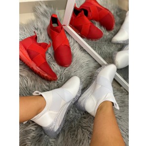 TENIS EM TECIDO, COM DETALHES EM ELASTIC...